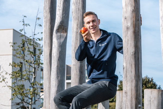 Bart Swings avec une pomme