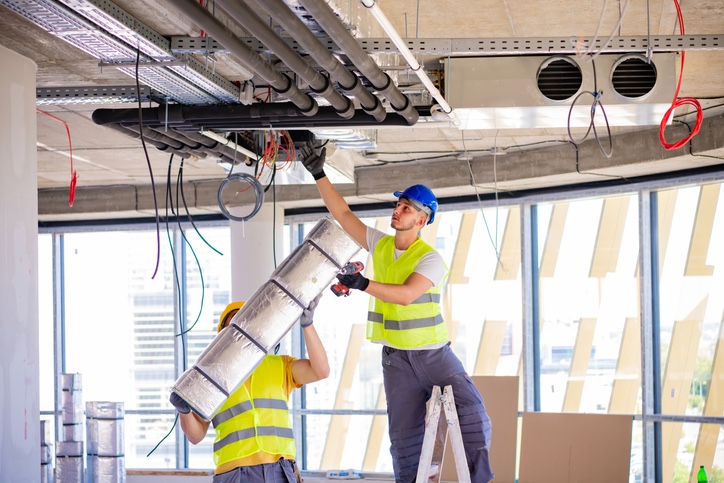 mannen monteren ventilatiebuizen