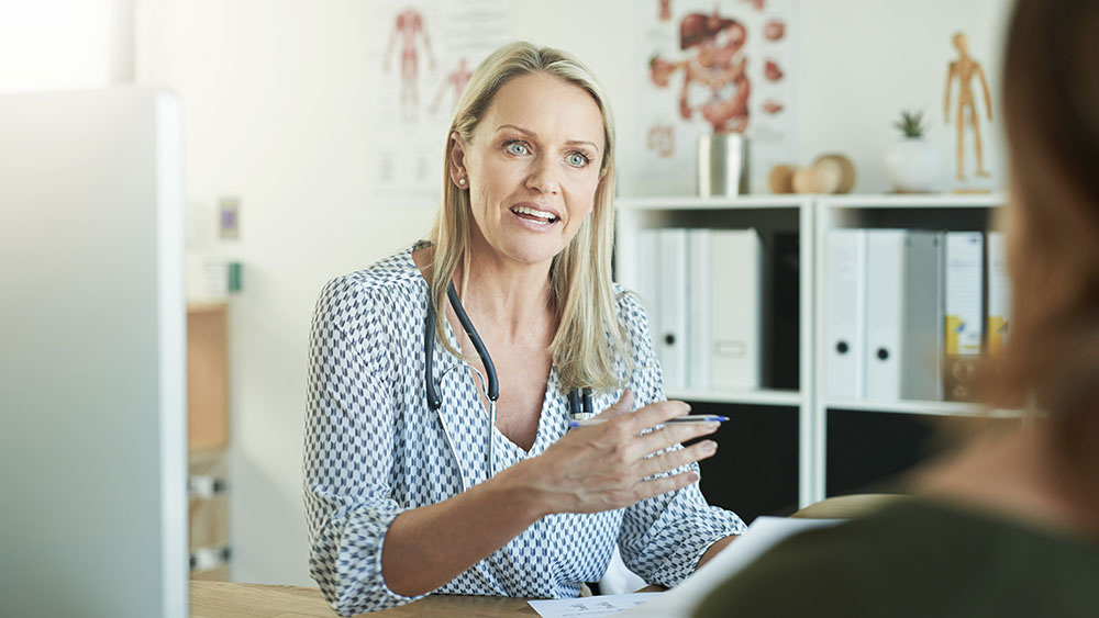 Dokter heeft gesprek met patiënt