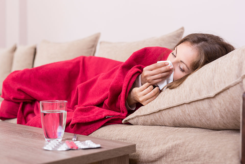 Vrouw in zetel met griep