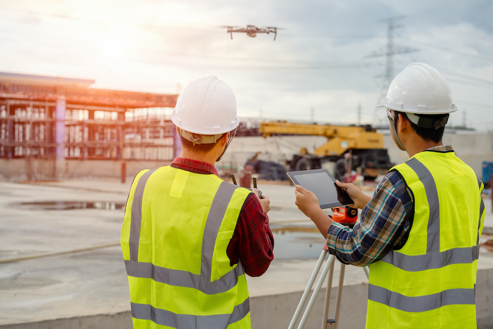 Travailleurs De La Construction Avec Casque Et Port D'un Masque Sur Le  Chantier De Construction Avec Espace De Copie