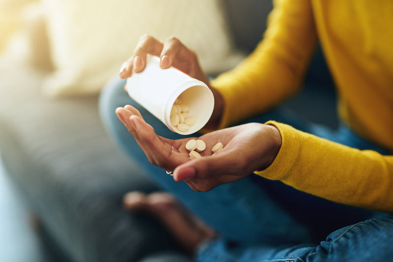 persoon met medicatie in de hand