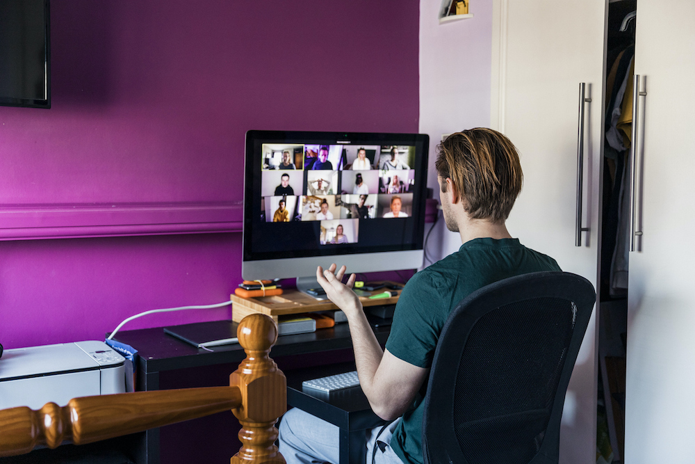 Het is minstens even belangrijk om na te denken over de manier waarop mensen tijdens het telewerk mentaal en fysiek fit kunnen blijven. 